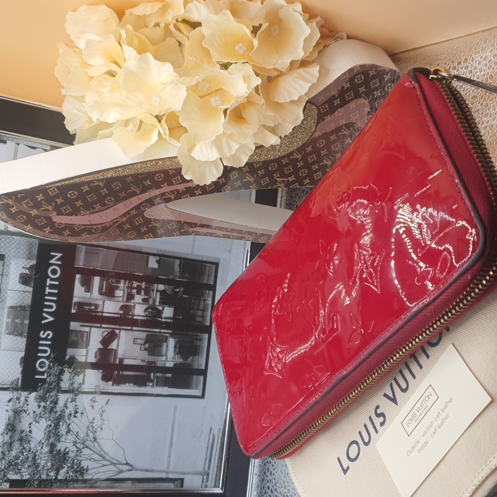 LOUIS VUITTON 🔥VERNIS MONOGRAM WALLET 🌸-EUC - Picture 3 of 14